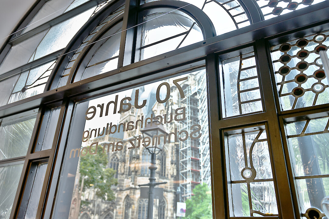 buchhandlung-schmetz--fensterbogen-und-dom