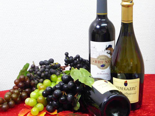 Arrangement von Weinflaschen und Trauben