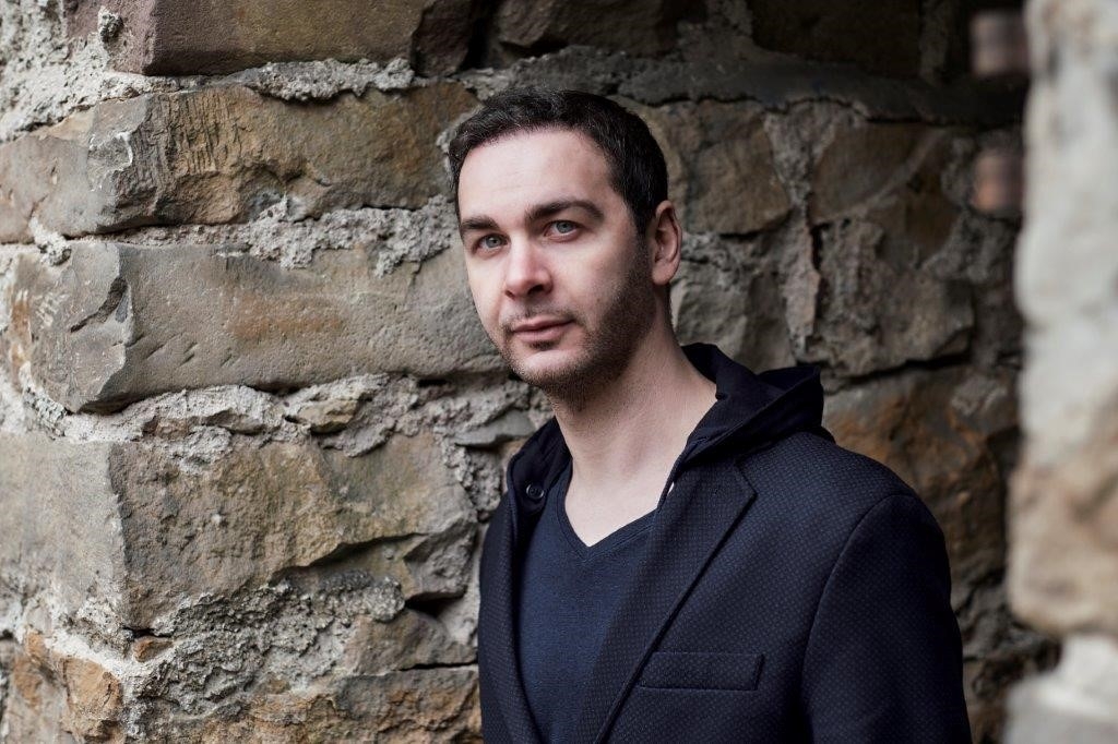 pierre_jarawan_mittel_copyright_marvin_ruppert